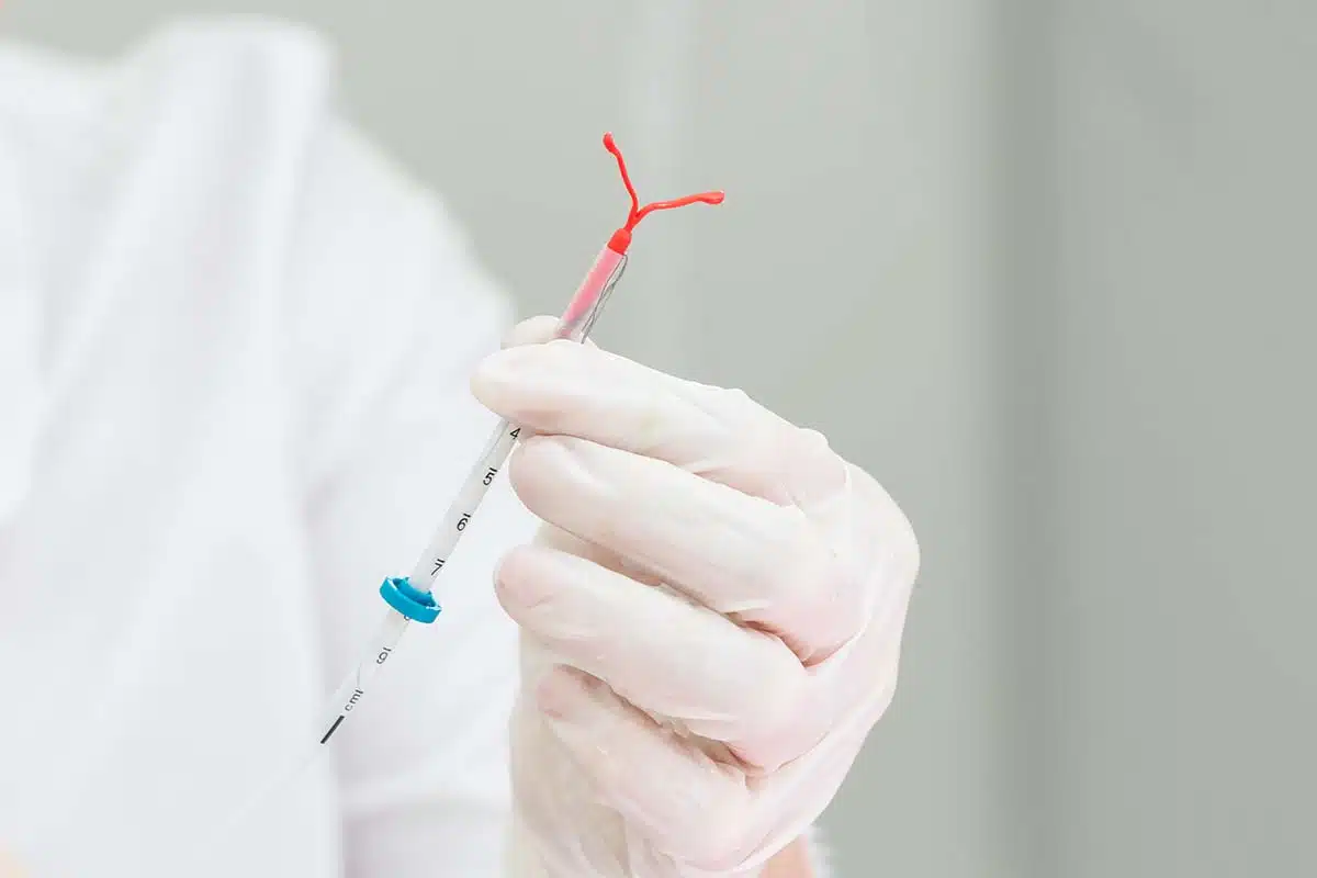 Arzt hält Hormonspirale in der Hand