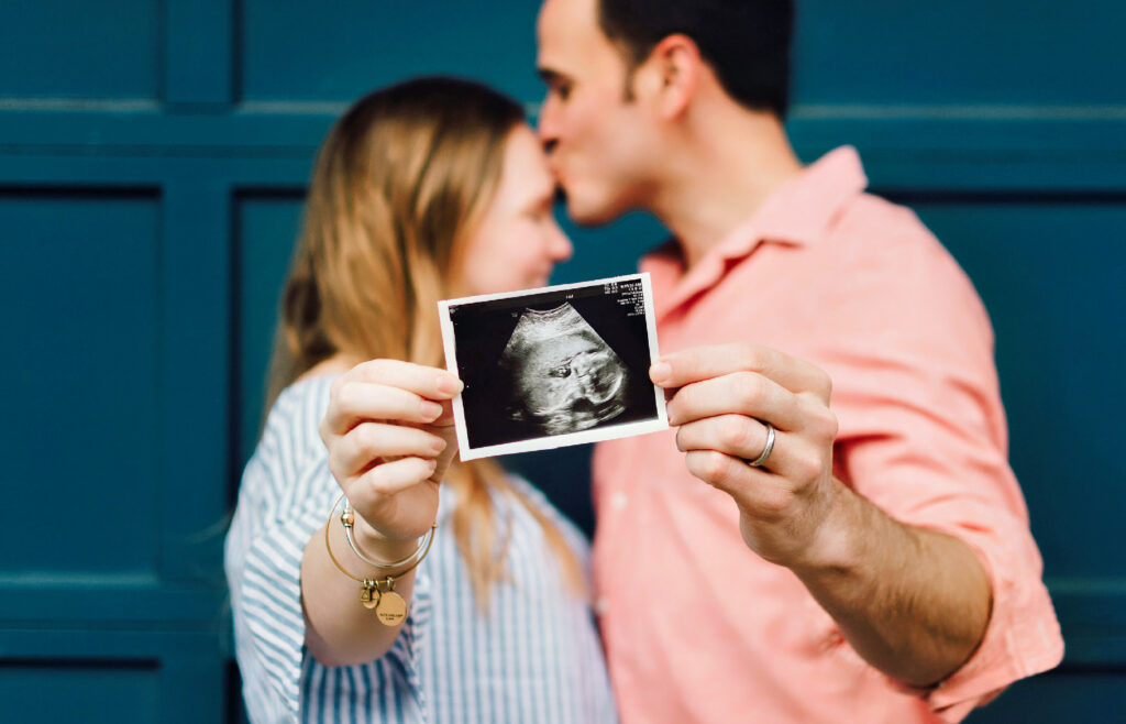 Zwischen Kinderwunsch und Elternglück: Das erste Bild einer wachsenden Liebe (Foto: Kelly Sikkema/Unsplash).