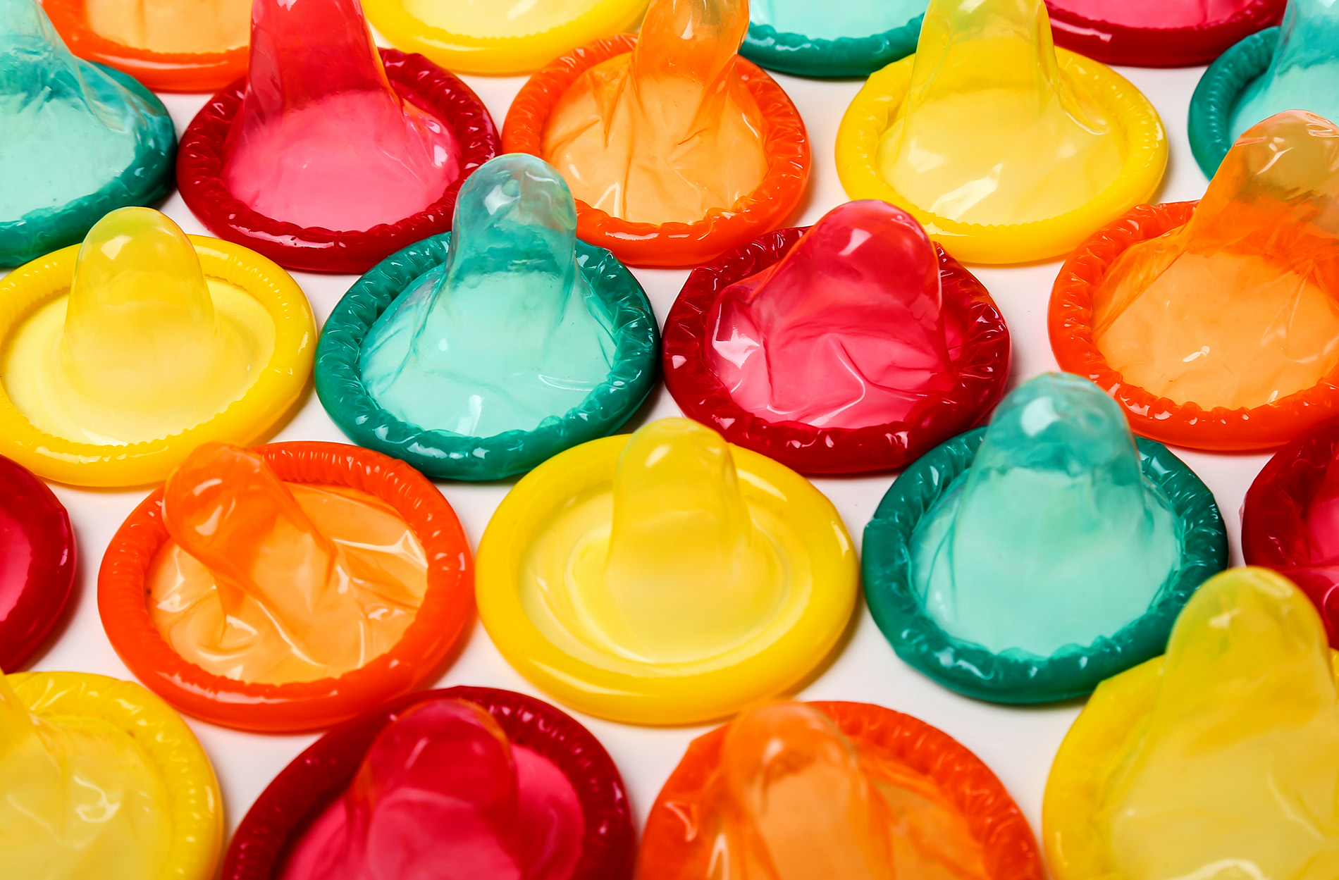Bunte Kondome in verschiedenen Farben nebeneinander.