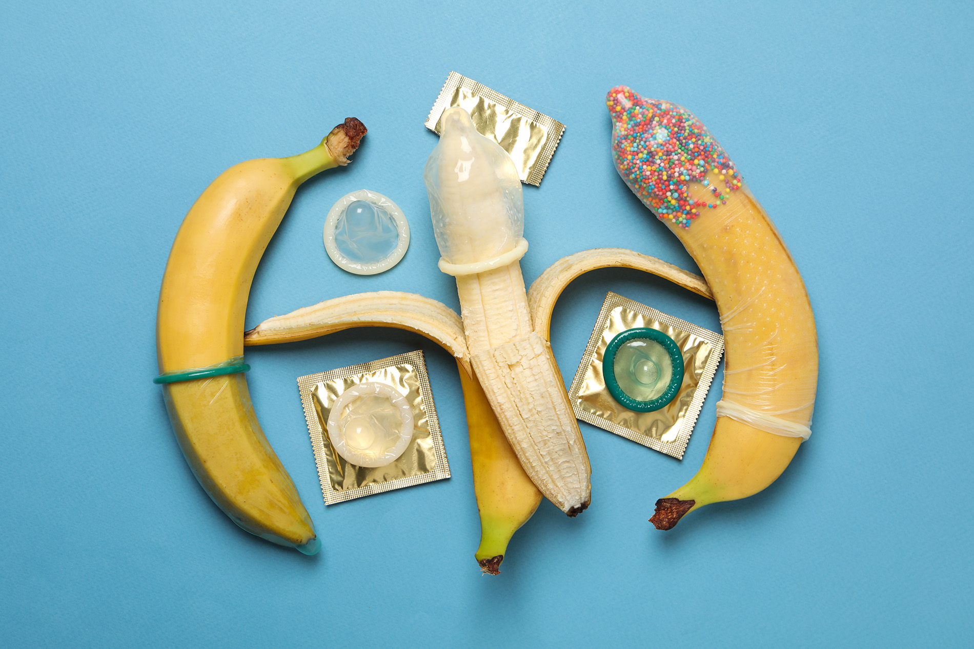 Bananen mit Kondomen als symbolische Darstellung von Verhütung und Schutz