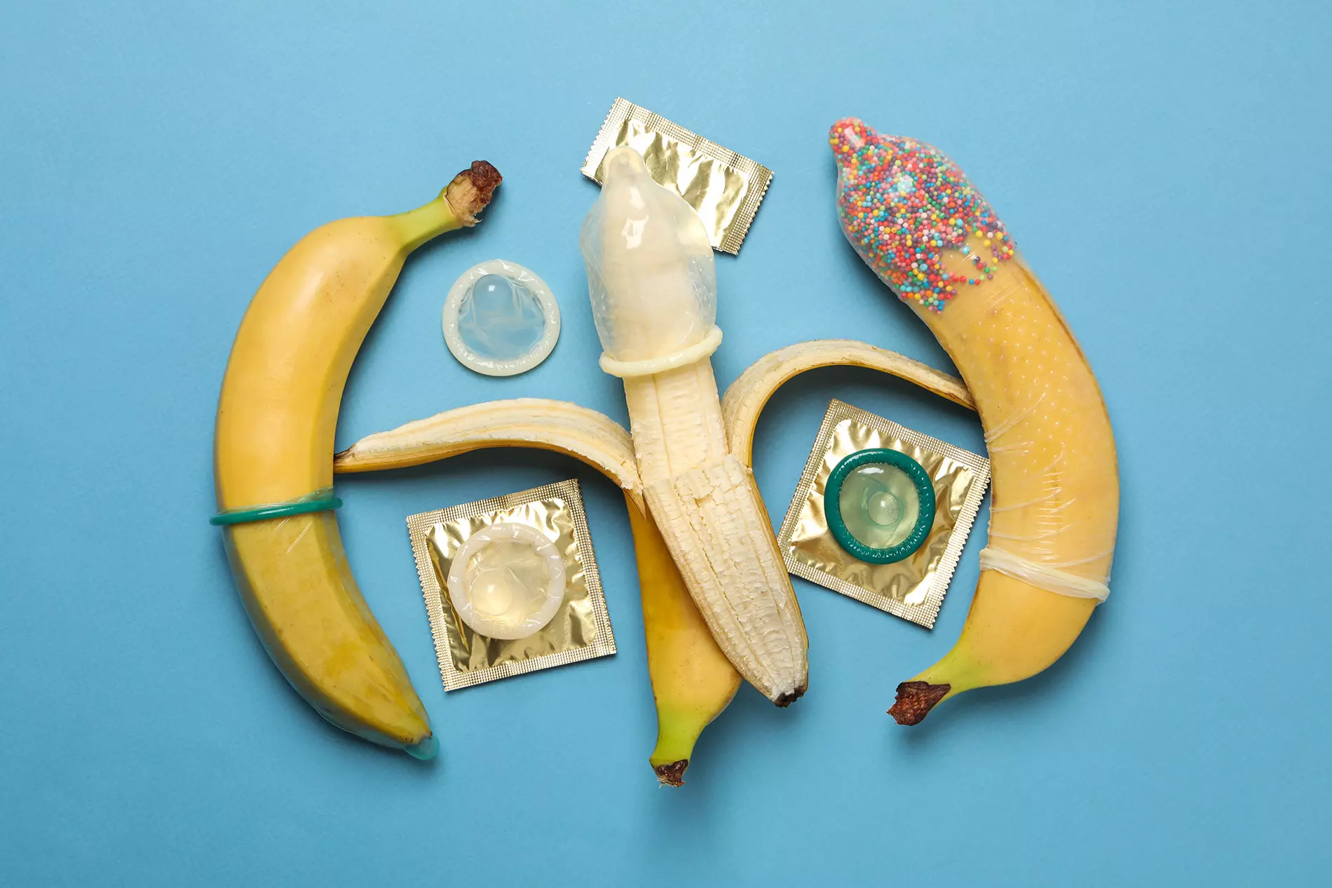 Bananen mit Kondomen als symbolische Darstellung von Verhütung und Schutz