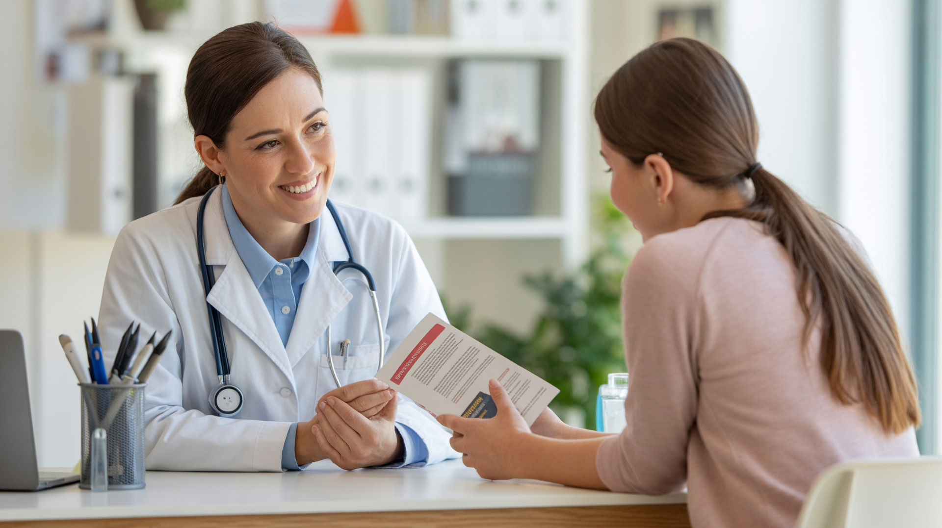 Ärztin berät Patientin in vertrauensvollem Gespräch