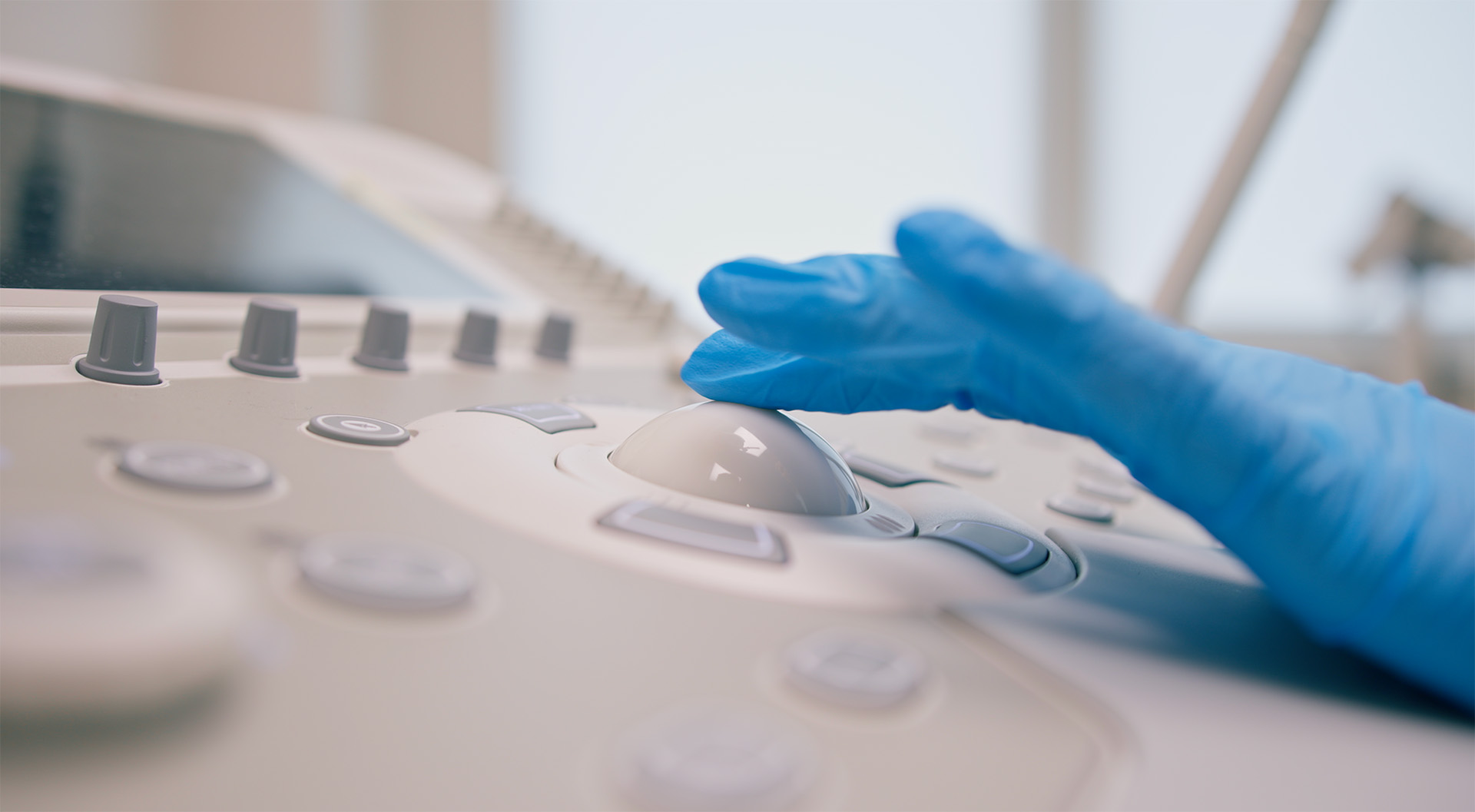 Bedienfeld eines Ultraschallgerätes mit einer Hand darüber