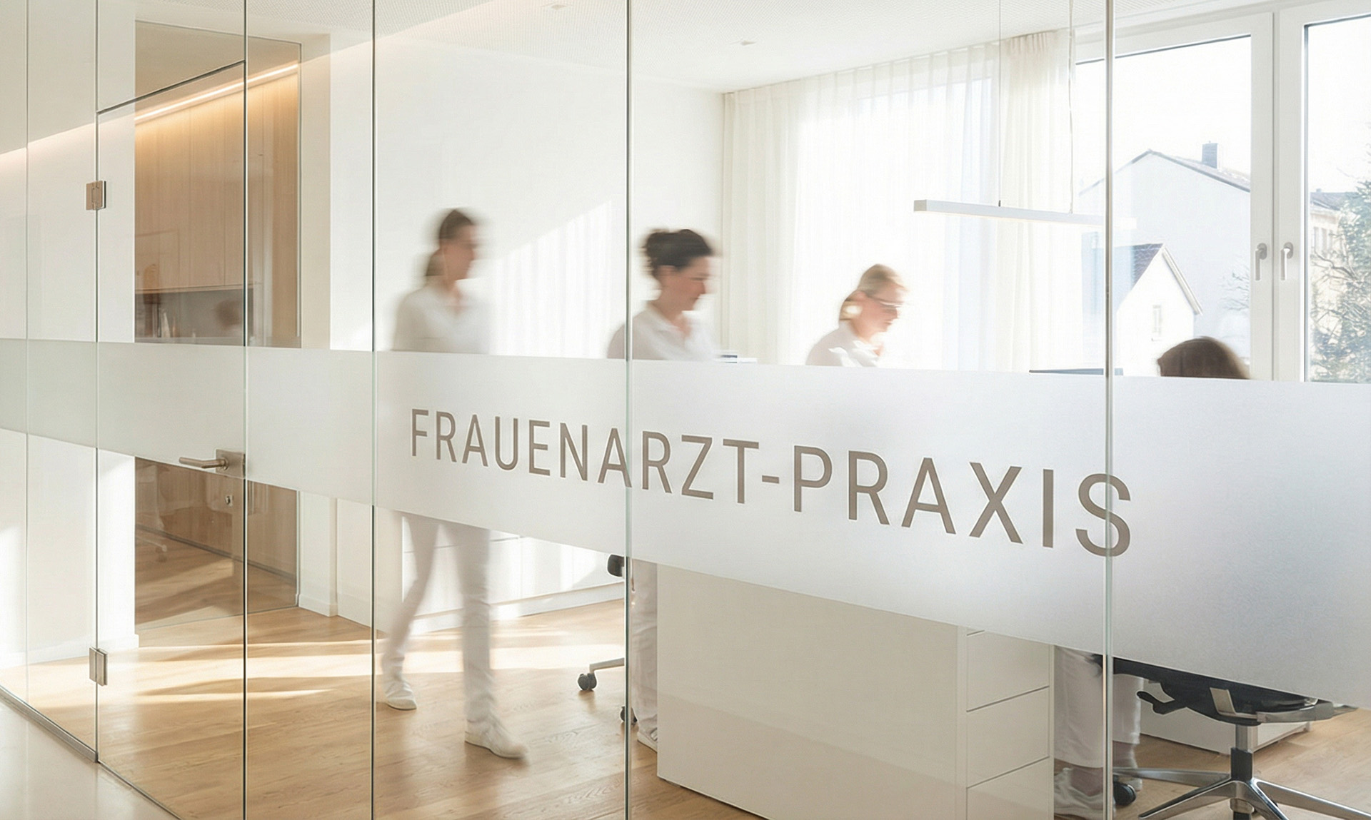 Praxiseingang mit Glasfront und der Beschriftung "Frauenarzt-Praxis"